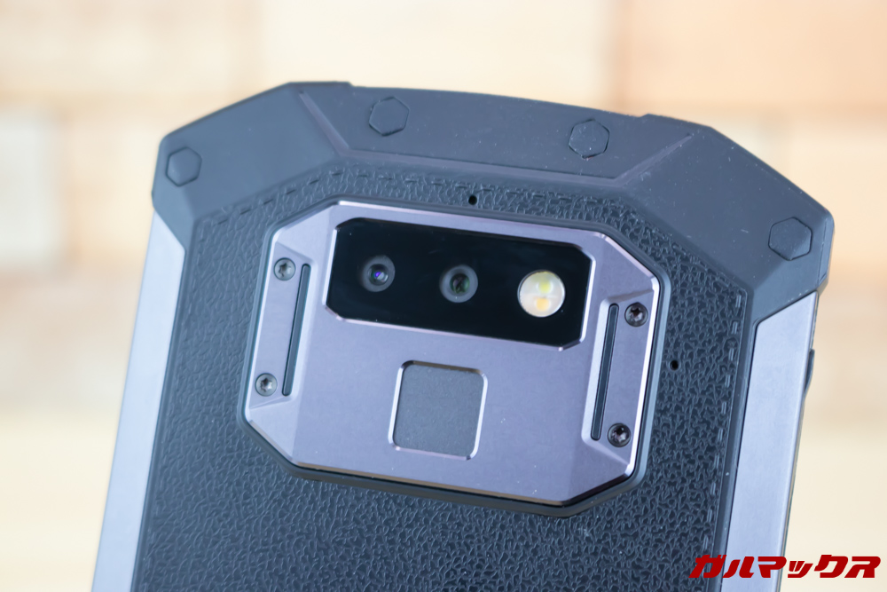 DOOGEE S70の背面はデュアルカメラと指紋センサーが沿わなっています。