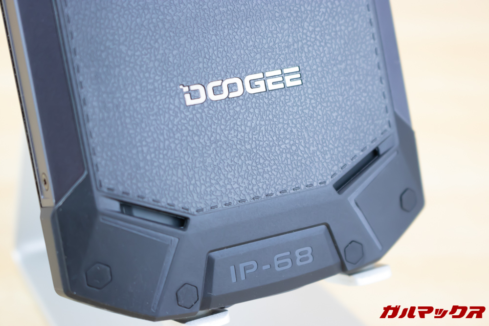 側面フレームに極太金属パーツを採用するなどのスピーカーは本体背面下部に備わっています。