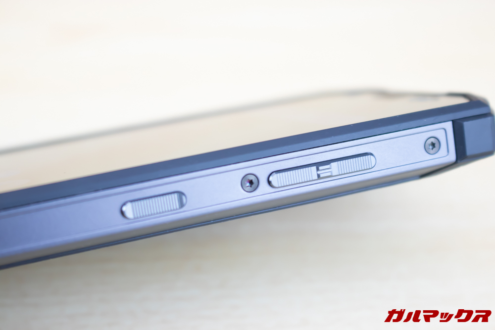 側面フレームに極太金属パーツを採用するなどの右側面には大型のボリュームキーと電源ボタン。