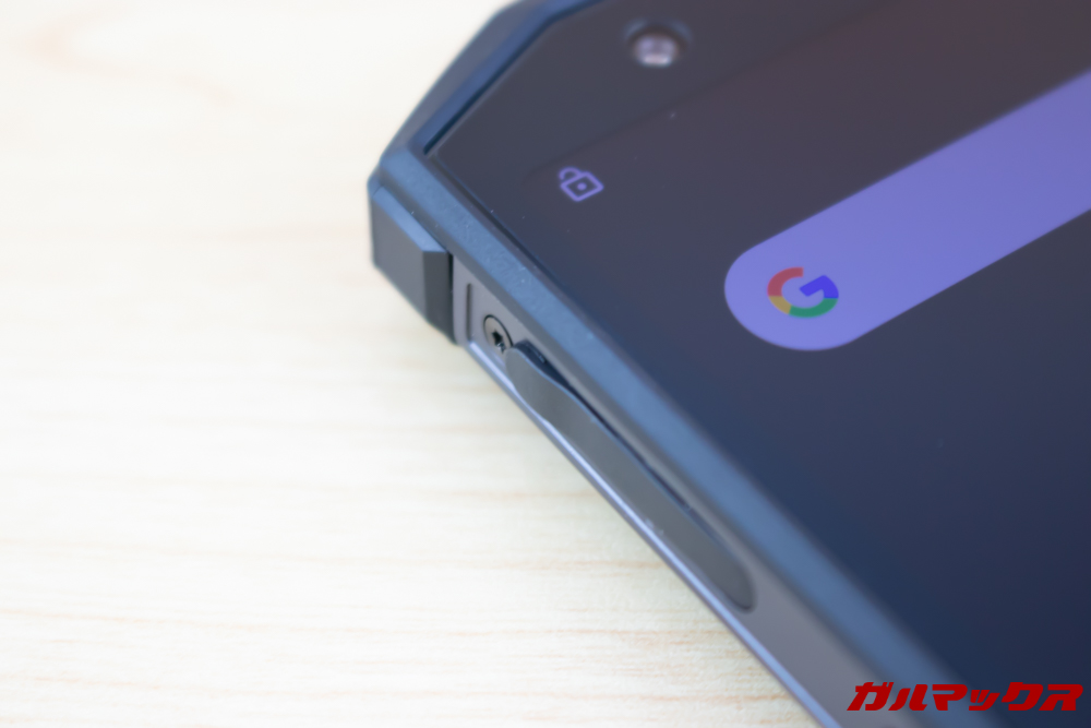 DOOGEE S70のSIMトレイはゴムキャップ付き。