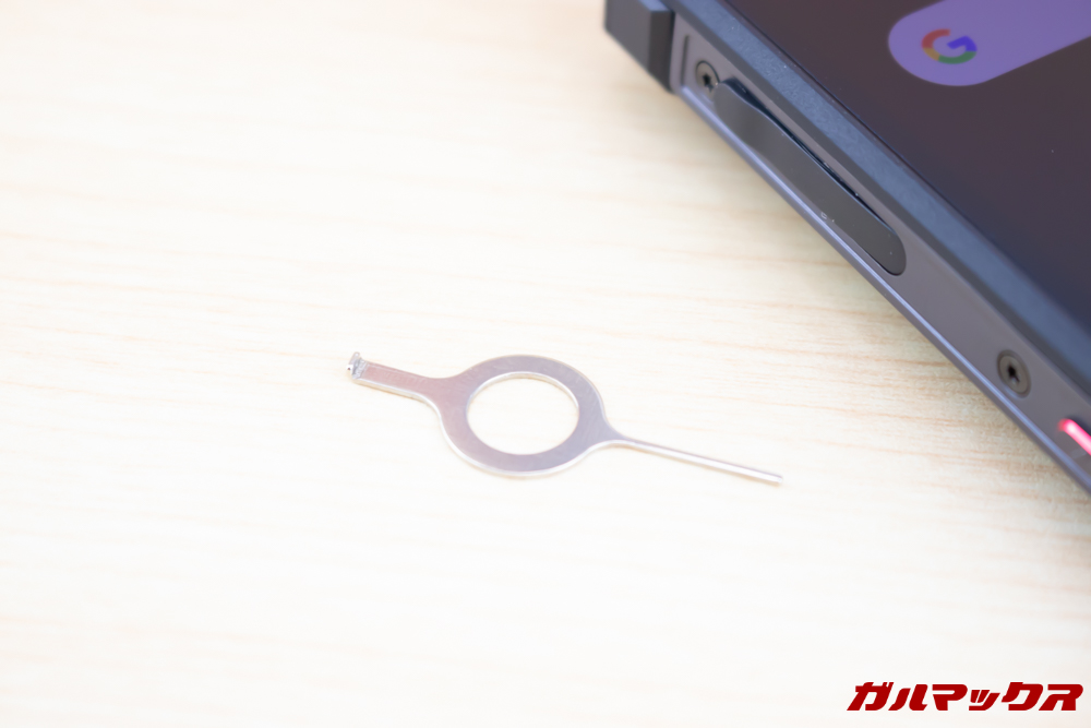 DOOGEE S70のSIMピンは特殊な形状でSIMトレイを引っ張り出せる形状となっております。