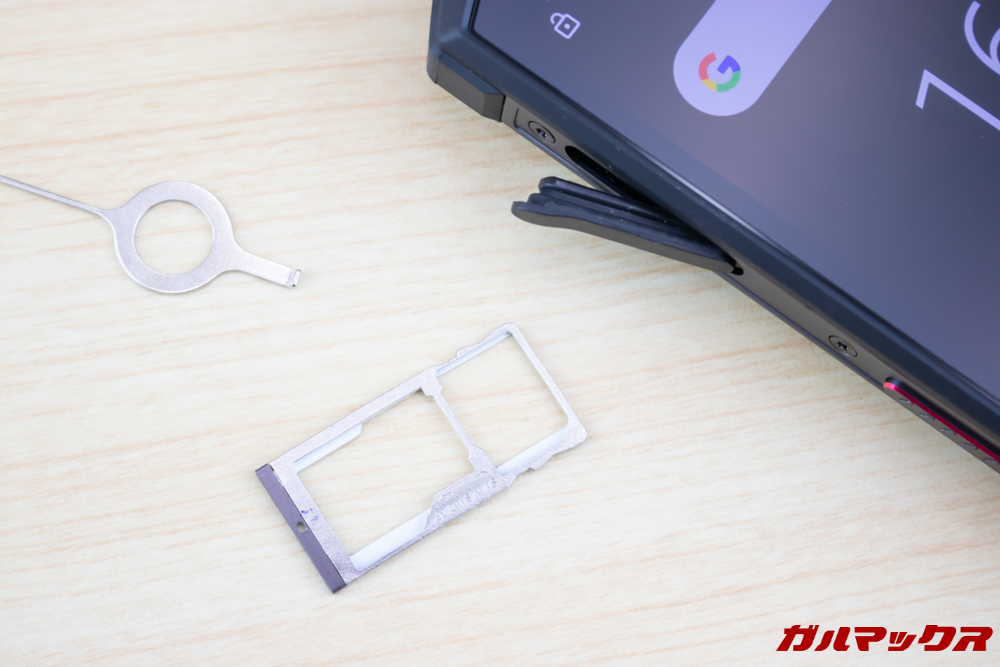 DOOGEE S70のSIMトレイはMicroSDと共用タイプ。