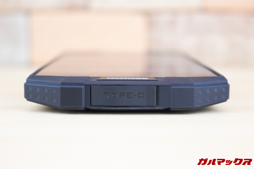 DOOGEE S70の端子も防塵防水性能を保つためにキャップ付き。