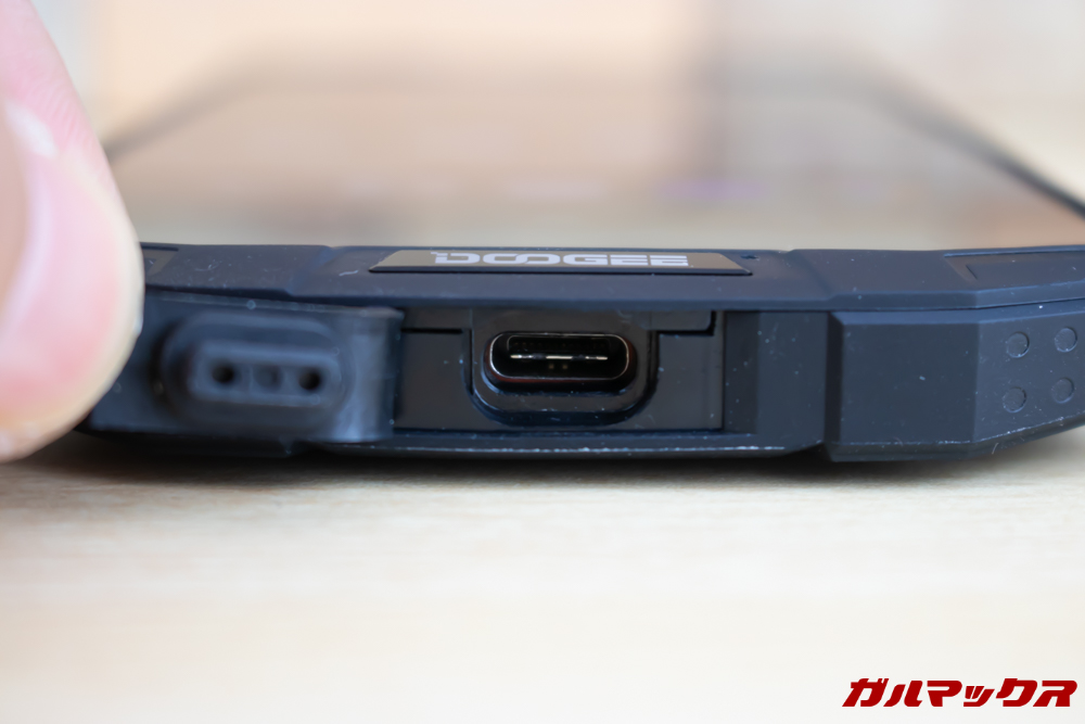 DOOGEE S70の端子キャップを開くと奥の方に端子が確認できます。