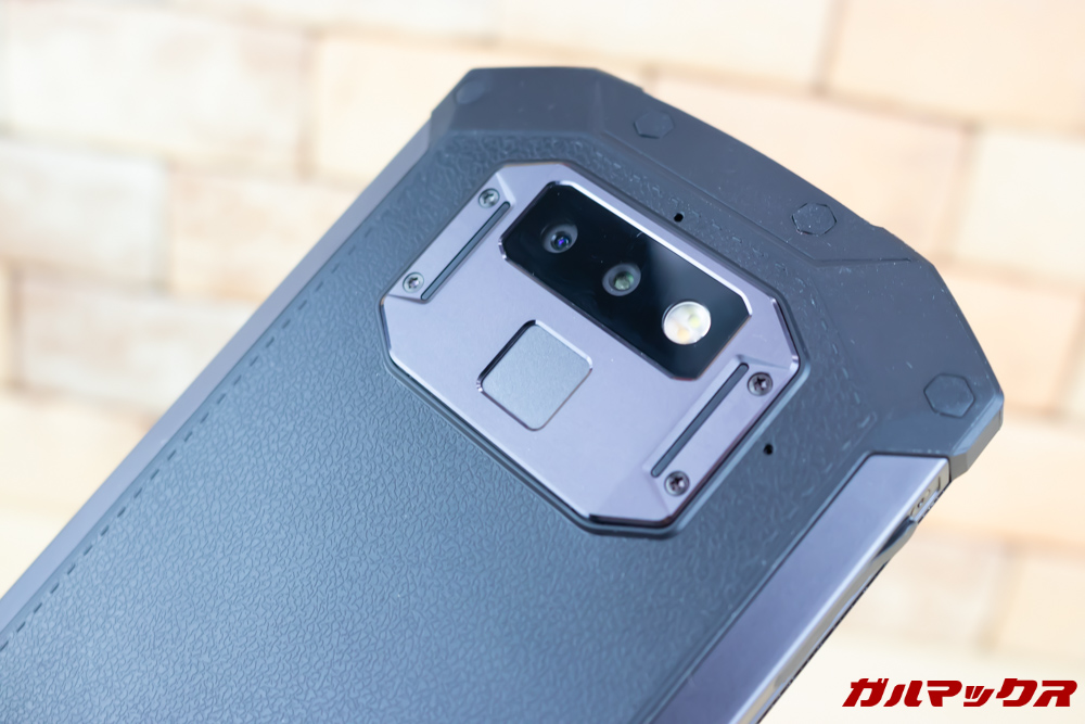 DOOGEE S70の指紋認証ユニットは高い位置に備わっているので手が小さい人は扱いにくい。