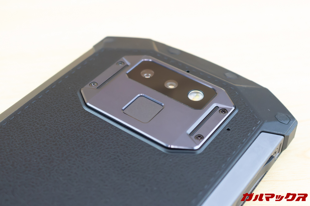 DOOGEE S70はカメラ部分のプレートが排熱プレートとなっており、最大で-7°を達成。