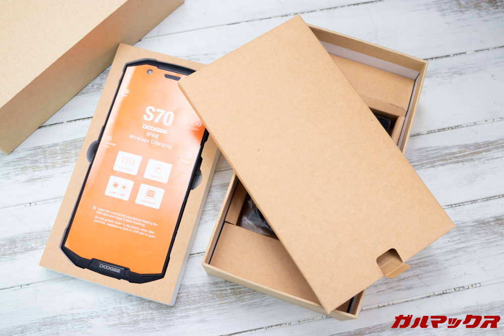 DOOGEE S70の外箱から本体を取り出すと下部に書類系のボックスが入っていました。