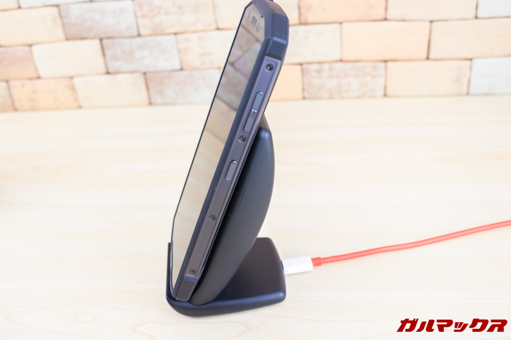 ちなみに独自仕様となるので。24W充電の恩恵を得るには付属の充電器とケーブルを利用して下さいね！はワイヤレス充電に対応しています。
