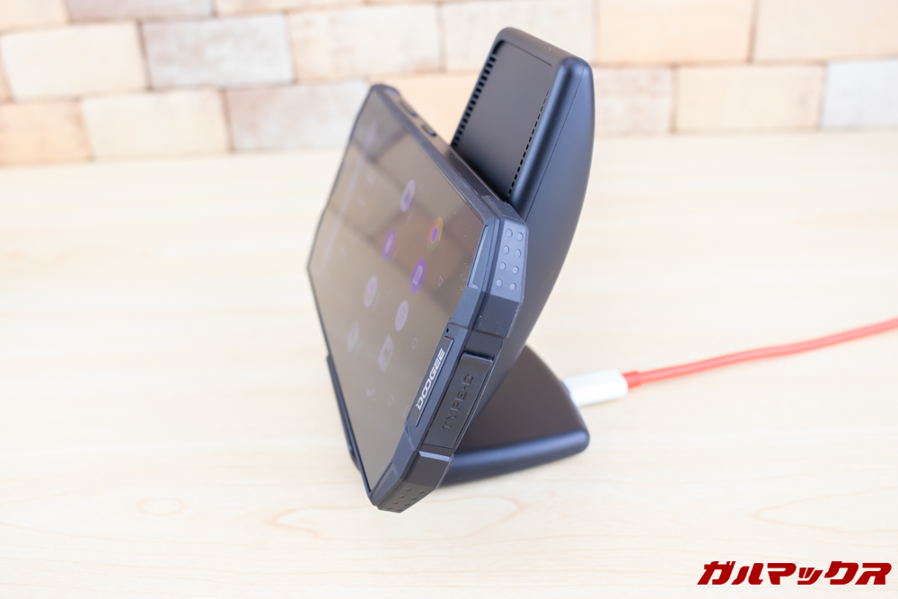 DOOGEE S70は筐体が大きいのでワイヤレス充電のユニット位置がスタンドタイプだと合わない場合があります。