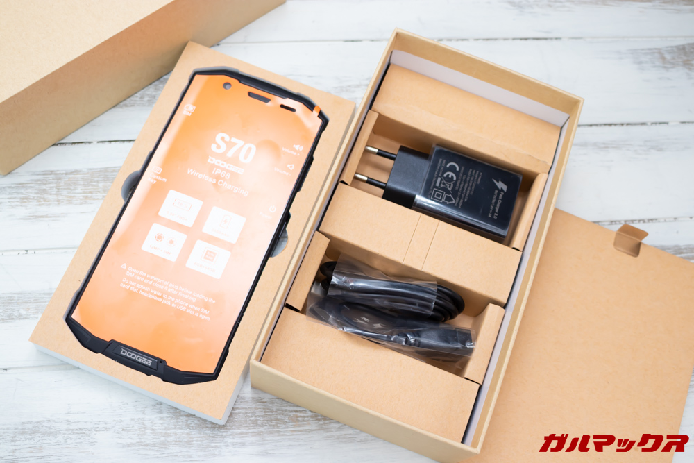 DOOGEE S70の外箱最下部にはアクセサリーが詰め込まれていました。