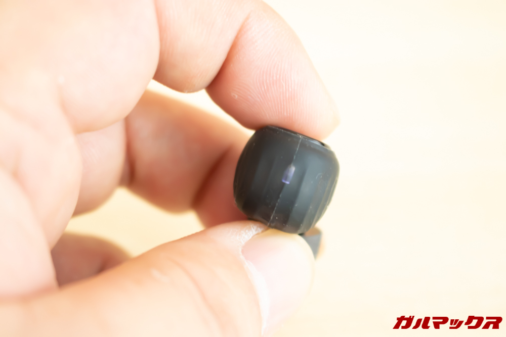 Fozento FT16のイヤホン上部にはインジケータも備わっています。