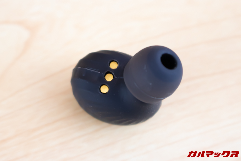 Fozento FT16のイヤホンの充電端子は専用の接触型端子が備わっています。
