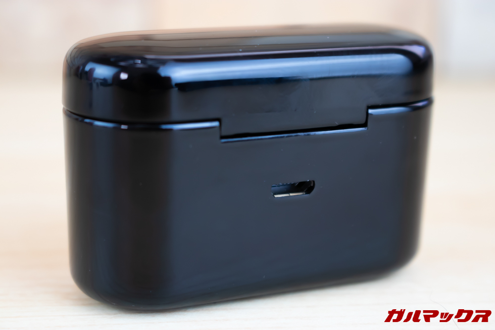 Fozento FT16の端子背面には充電端子が備わっております。