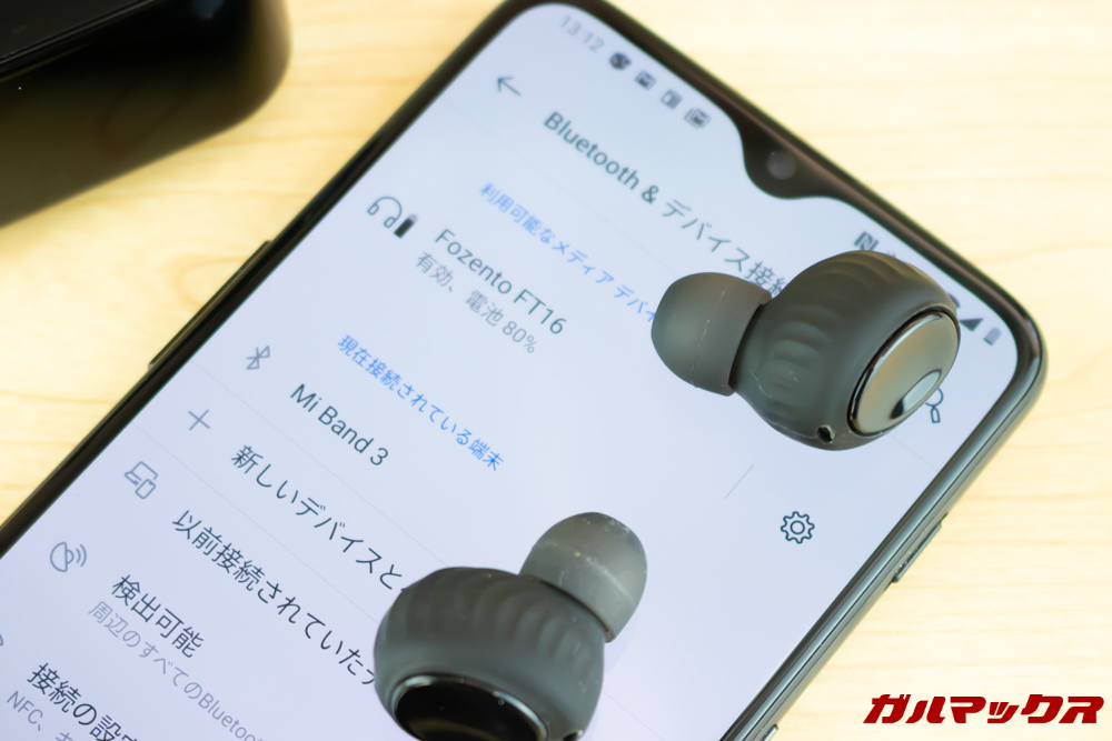Fozento FT16のメインイヤホンが接続できたらもう片方のイヤホンを取り出すだけで自動ペアリングされます。
