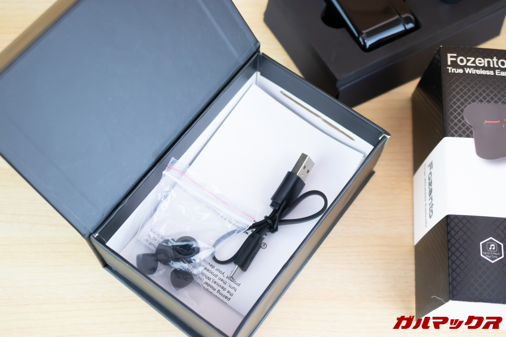 Fozento FT16の化粧箱下部にはアクセサリー類が詰め込まれておりました。