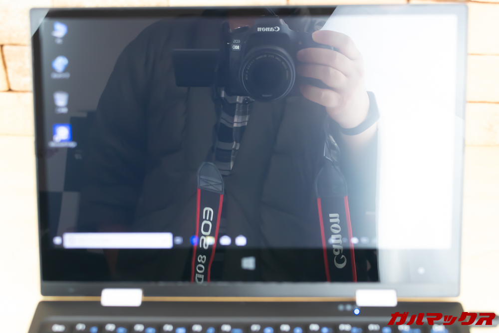 Jumper EZbook X1は結構ディスプレイへの映り込みが激しい。