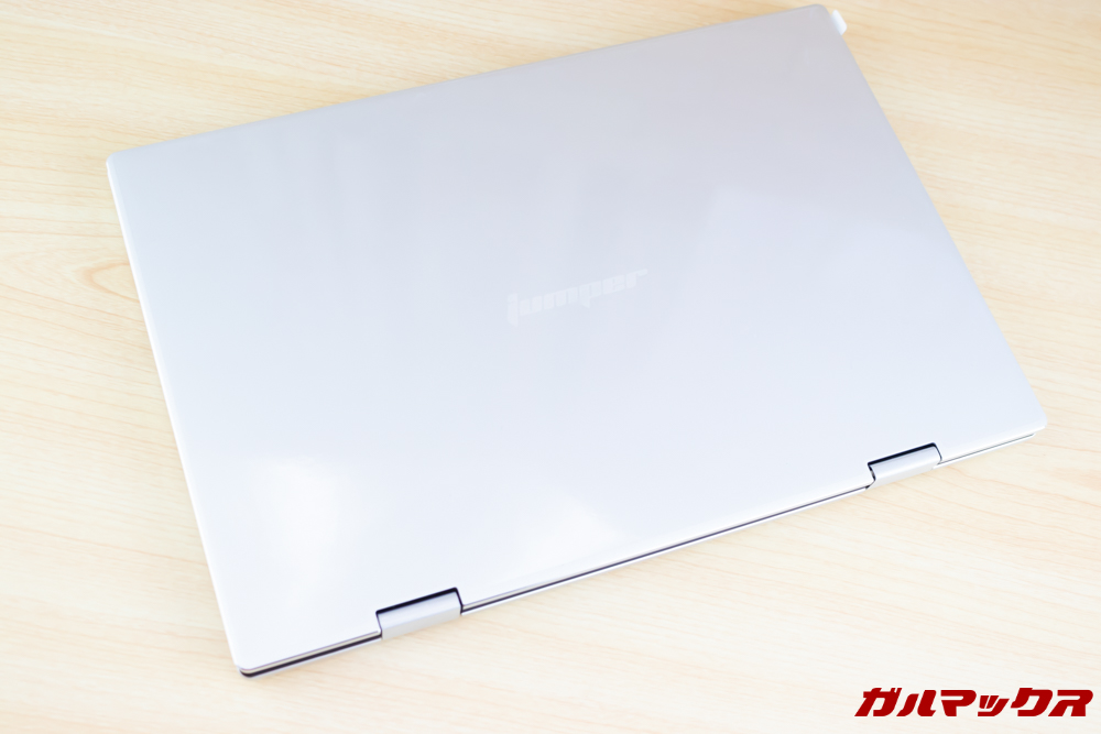 Jumper EZbook X1の天板はシルバーのメタル素材。
