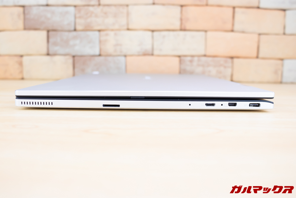 Jumper EZbook X1にディスプレイ右側面にはUSB Type-C、MicroUSB、MicroHDMI、MicroSDスロットが備わっております。あとスピーカー