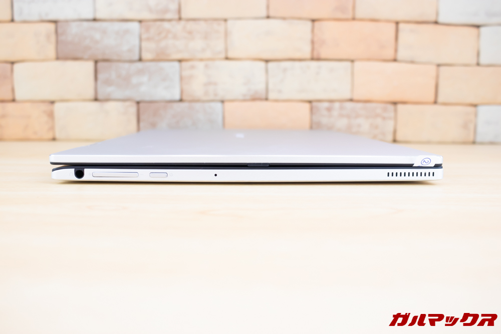 Jumper EZbook X1の画面左側のキーボード側面にはヘッドホンジャック