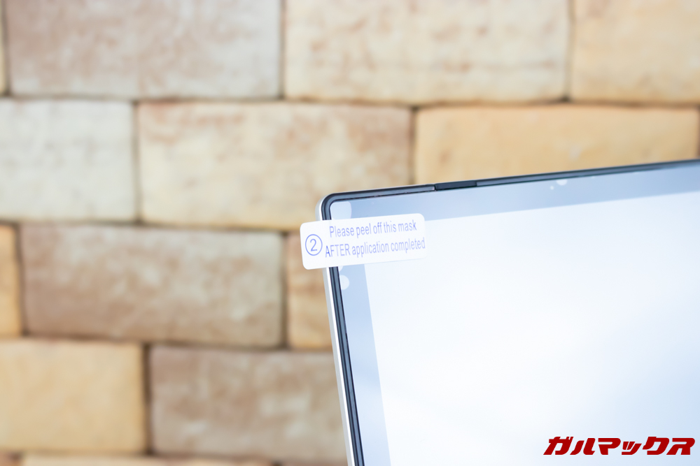 Jumper EZbook X1はディスプレイ保護フィルムが付属しているのですが、貼り付けられた状態で付属しています。