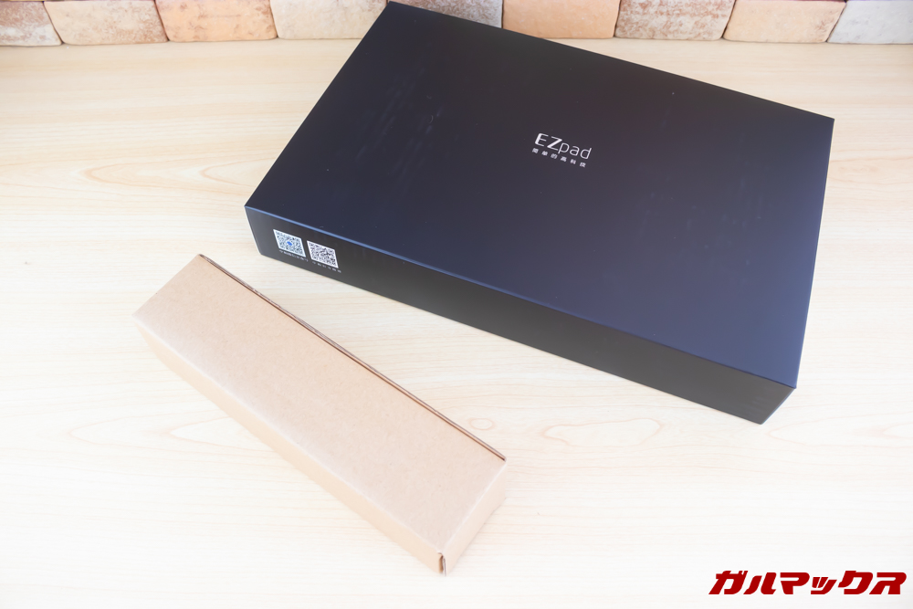 Jumper EZbook X1は本体の箱以外に充電器が別のボックスに入っていました。