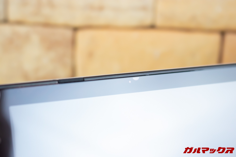 Jumper EZbook X1に貼り付けられている保護フィルムは気泡やゴミが入っていることが多いので貼り付け品質は良くありません。