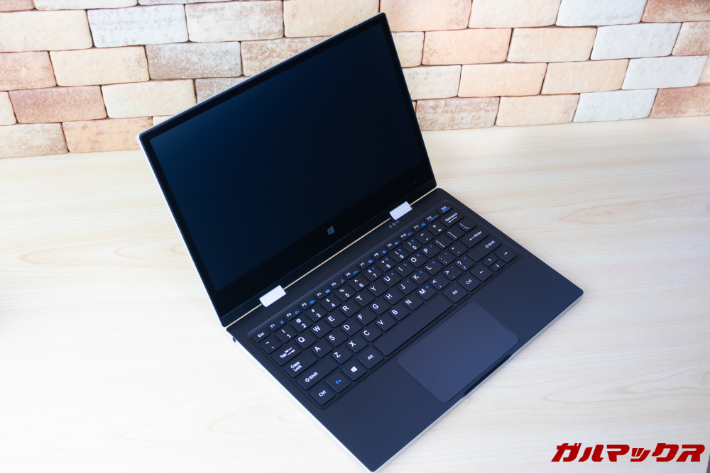 Jumper EZbook X1の内側は引き締まったブラックカラー