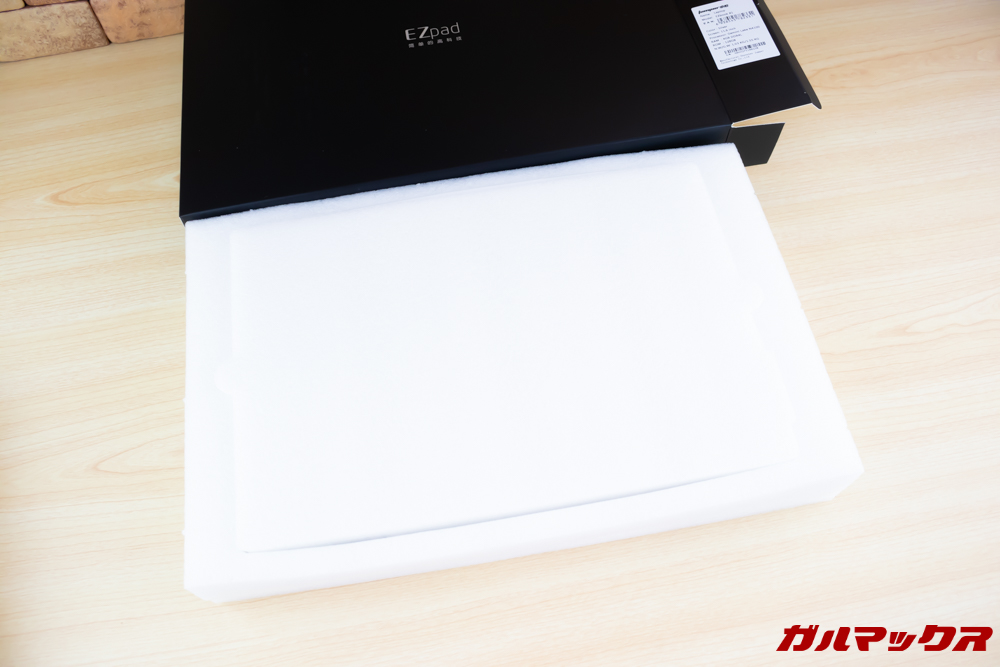 Jumper EZbook X1の梱包は丁寧で頑丈なスポンジに守られているので傷は一切なし。