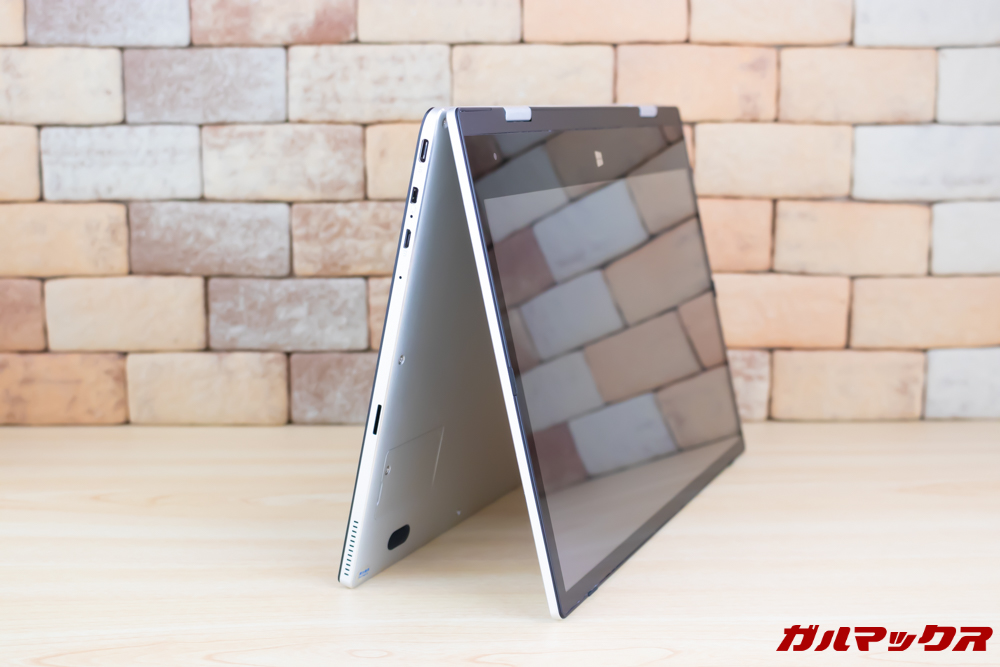 Jumper EZbook X1はテント型にすることで省スペースで自立が可能です。