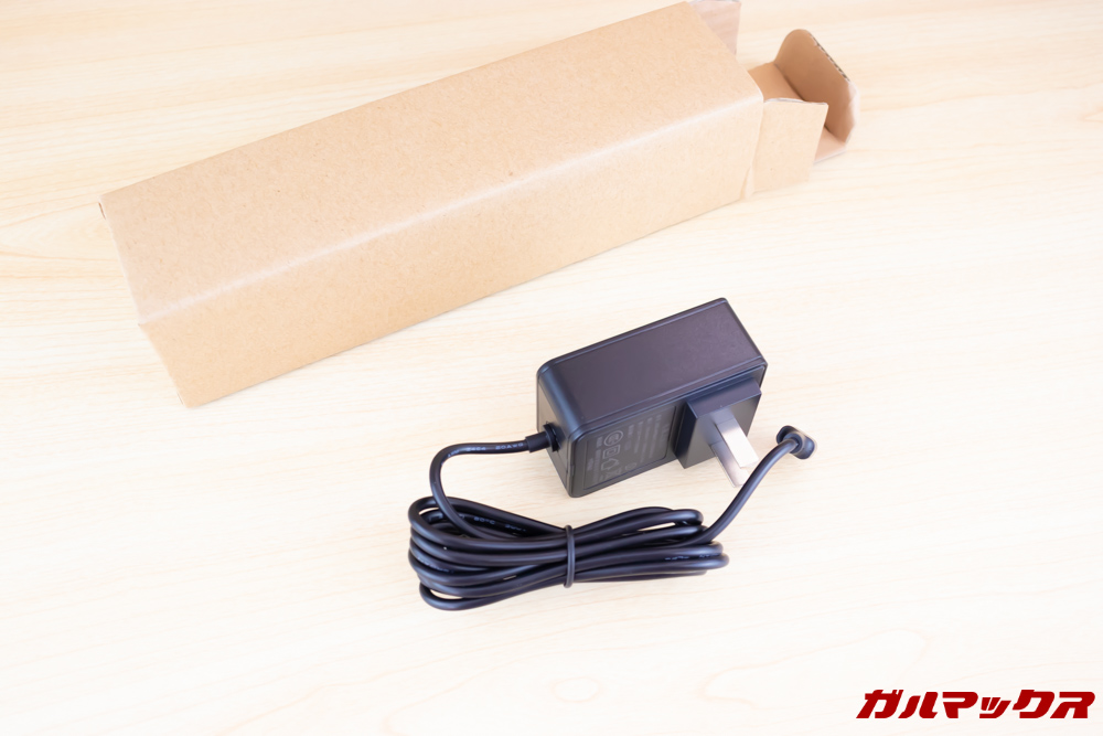 Jumper EZbook X1に付属していた化粧箱以外の細長い箱には充電器が入っていました。