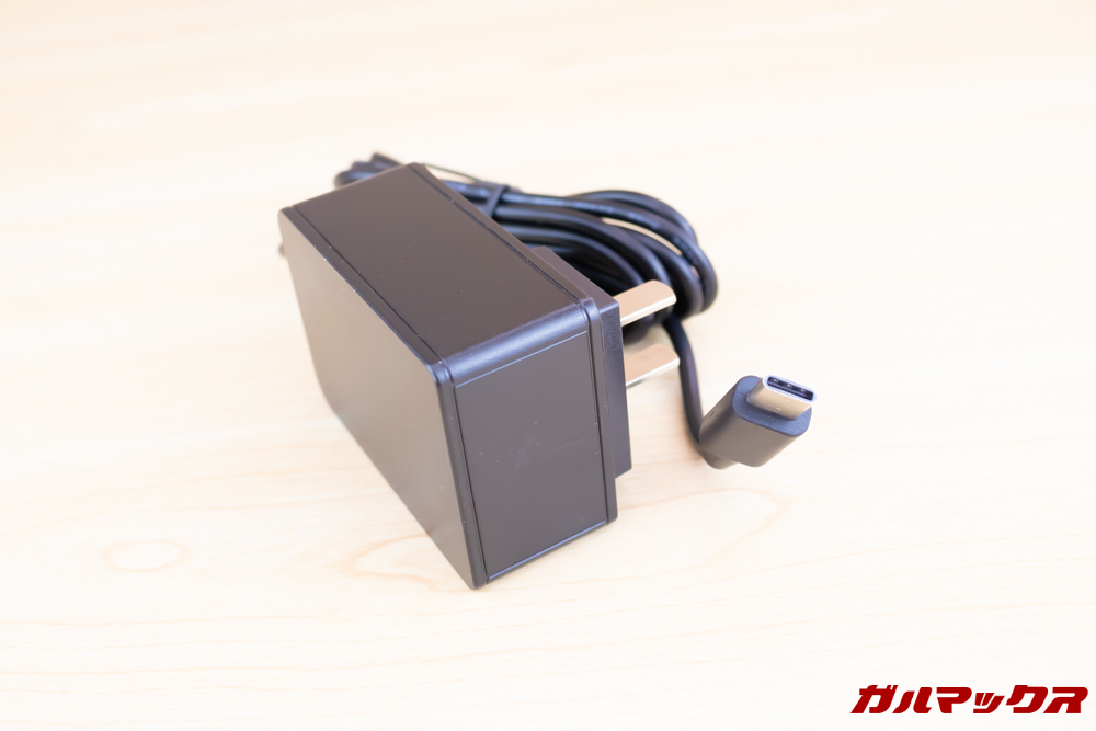 Jumper EZbook X1に付属の充電器は日本のコンセントに挿すことが出来る形状です。