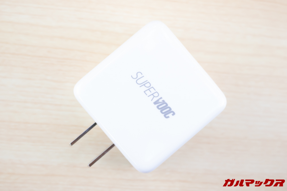 OPPO R17 Proには超急速充電器が付属しています。