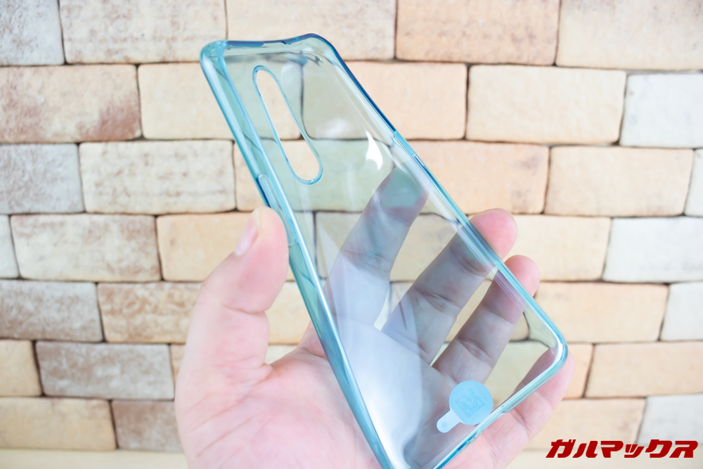 OPPO R17 Proの付属ケースは落下時の衝撃を吸収してくれるソフトケース。