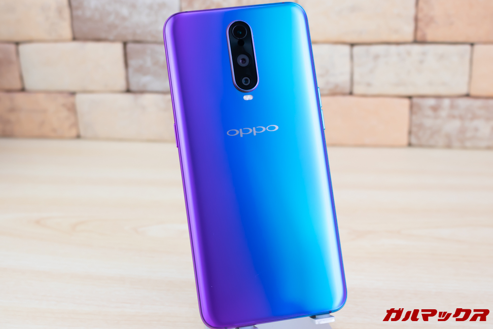 OPPO R17 Proのカラーリングは光の当たる角度でパープルとブルーの色合いが変わる非常に美しいカラーです。