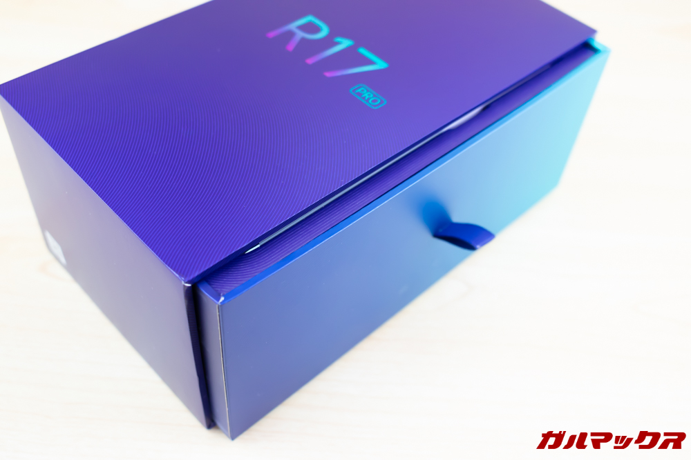 OPPO R17 Proの外箱は引き出しタイプ。