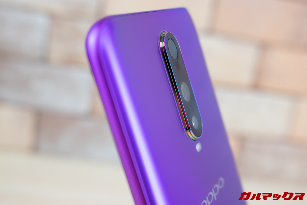 OPPO R17 Proのカメラは結構出っ張っています。