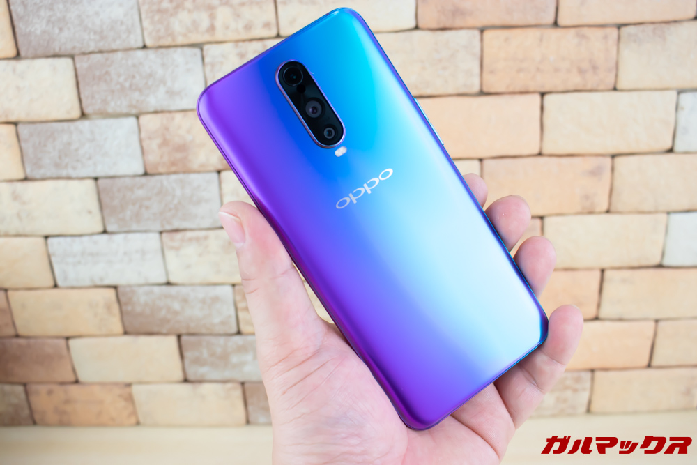 OPPO R17 Proの背面はマットな仕上げで指紋が付着しにくいです。