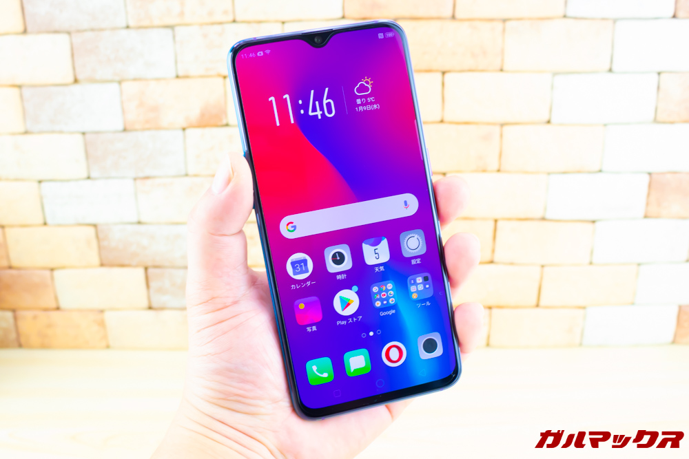 OPPO R17 Proは縦に長いディスプレイを搭載しているので大型ディスプレイを搭載していますが凄く持ちやすいです。