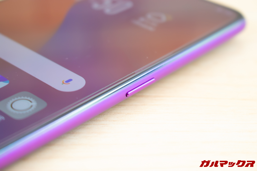 OPPO R17 Proの電源ボタンは本体の右側に備わっています。