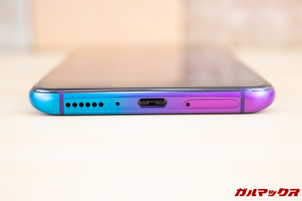 OPPO R17 Proのスピーカーと端子は本体下部に備わっています。
