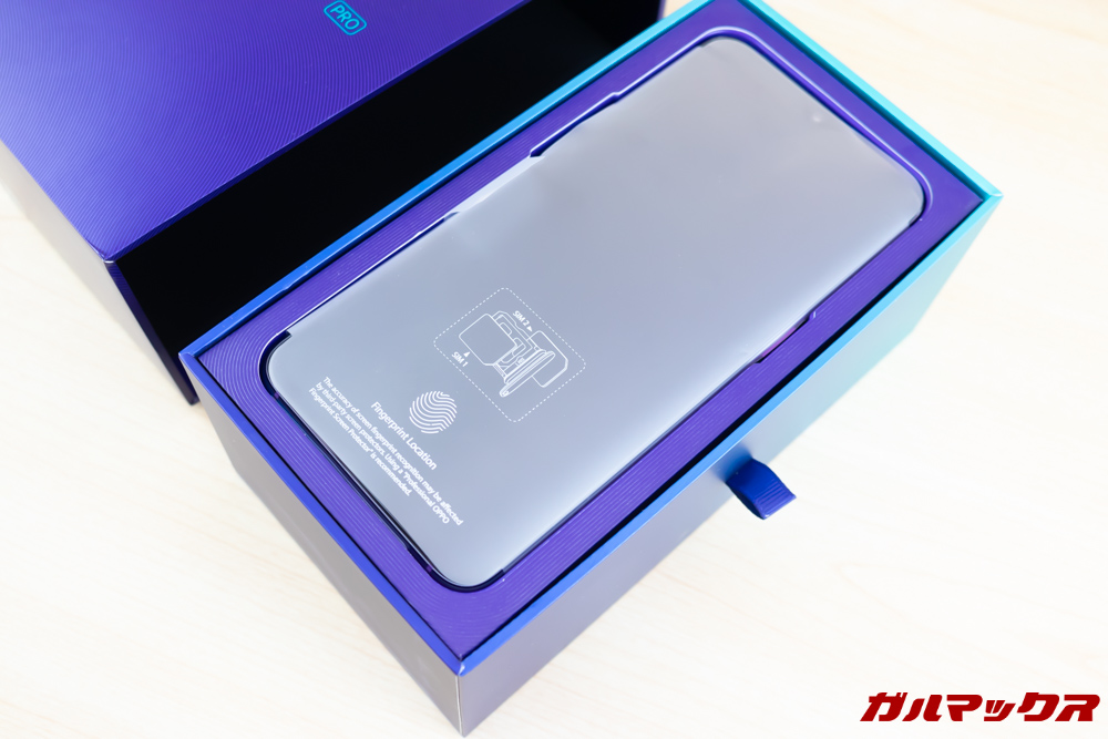 OPPO R17 Proの外箱から内箱を引き出すと最上段に本体が入っています。