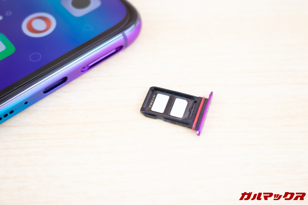 OPPO R17 ProのSIMスロットは両面タイプで表と裏にNanoSIMが1枚ずつ入ります。