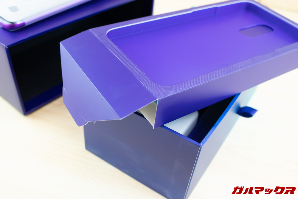 OPPO R17 Proの内箱の本体が入っている仕切りの中にアクセサリーなどが入っています。