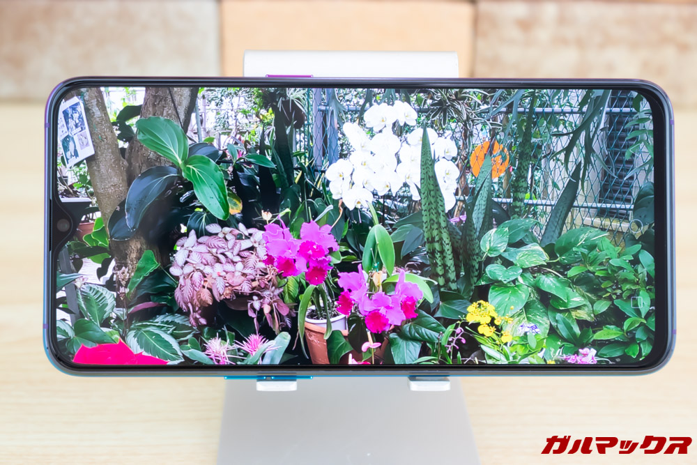 OPPO R17 Proは有機ELディスプレイを搭載しているので黒の沈み方が素晴らしく美しい映像美を堪能出来ます。