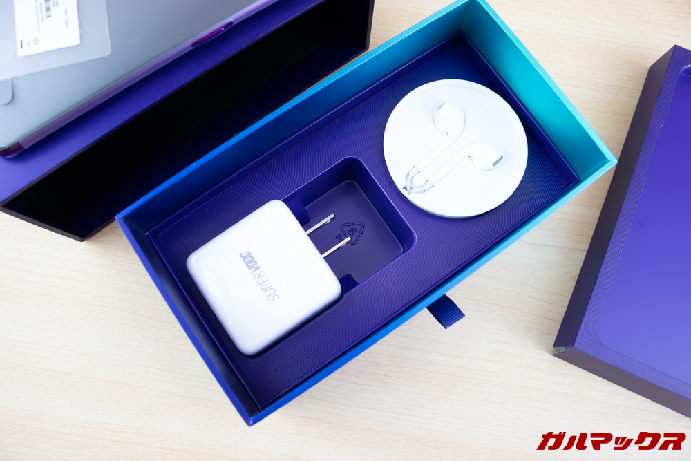 OPPO R17 Proの最下段は充電位などのアクセサリー類が入っています。