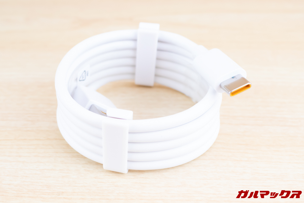 OPPO R17 ProはOPPO独自規格のUSB Type-Cケーブルjが入っています。