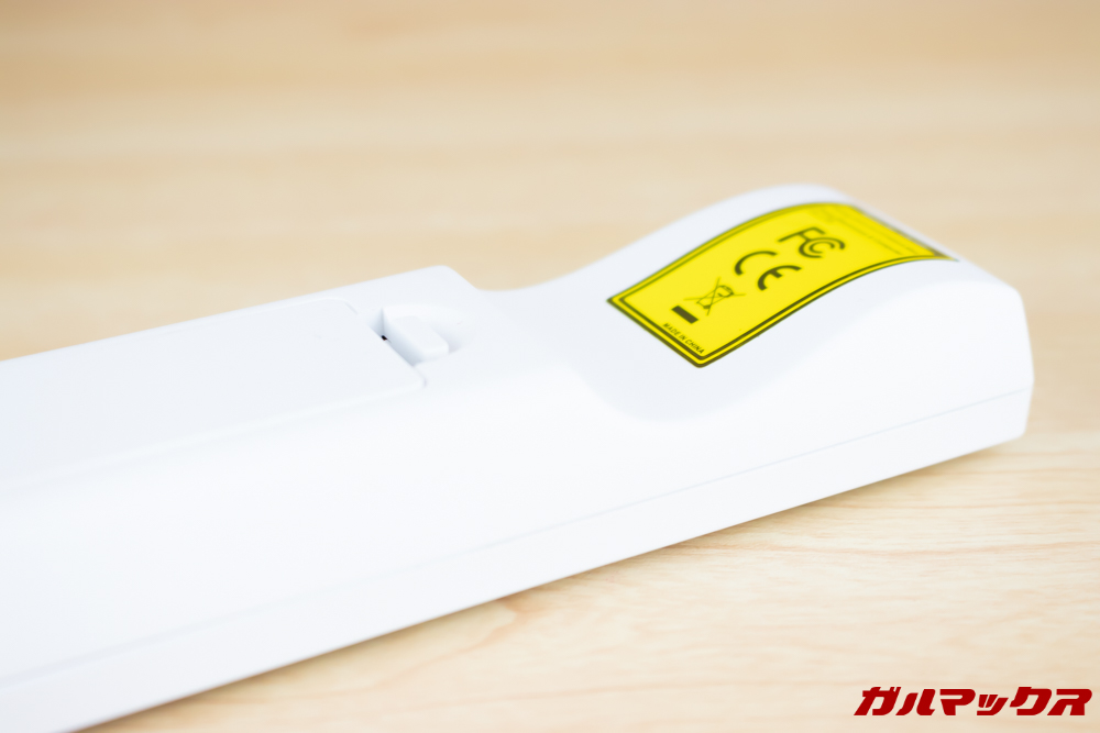 PX727-4Kのリモコンは背面に凹みがあるので指を引っ掛けることが出来てホールド感が高い。