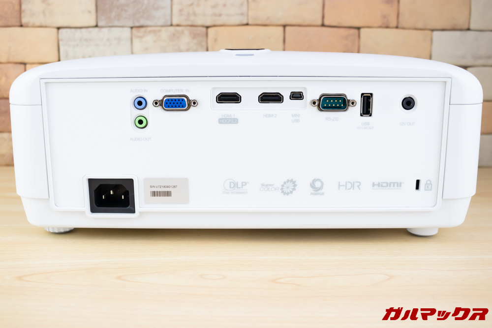 PX727-4Kには非常に多くの端子が備わっています。