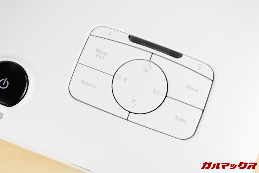 PX727-4Kは本体に操作パネルが備わっているので本体でも操作が可能となっております。