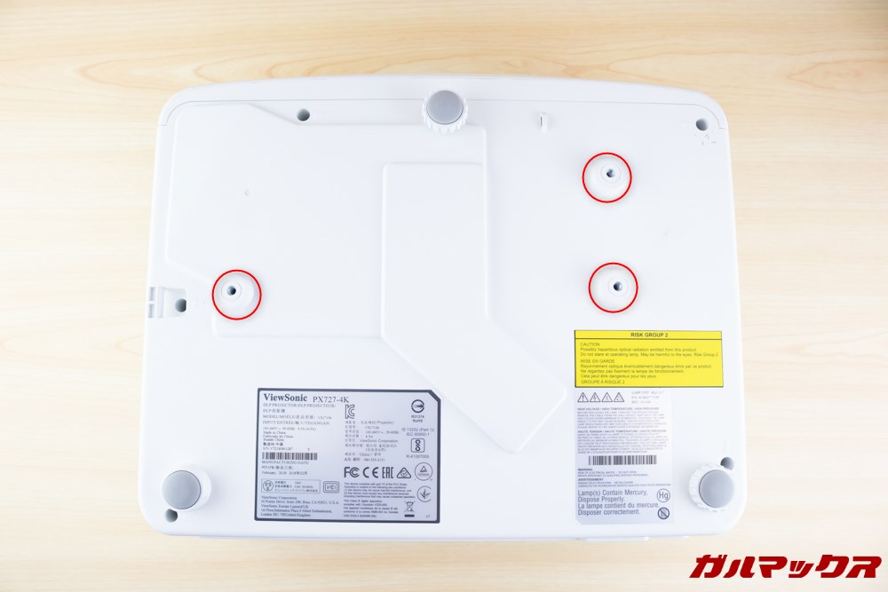 PX727-4Kには吊り下げ設置用のネジ穴が3ヶ所に備わっています。